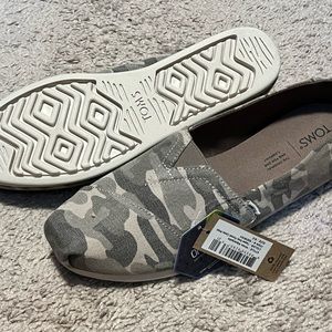 Toms Taupe Grey forest camo Alpargata 9.5 women’s
